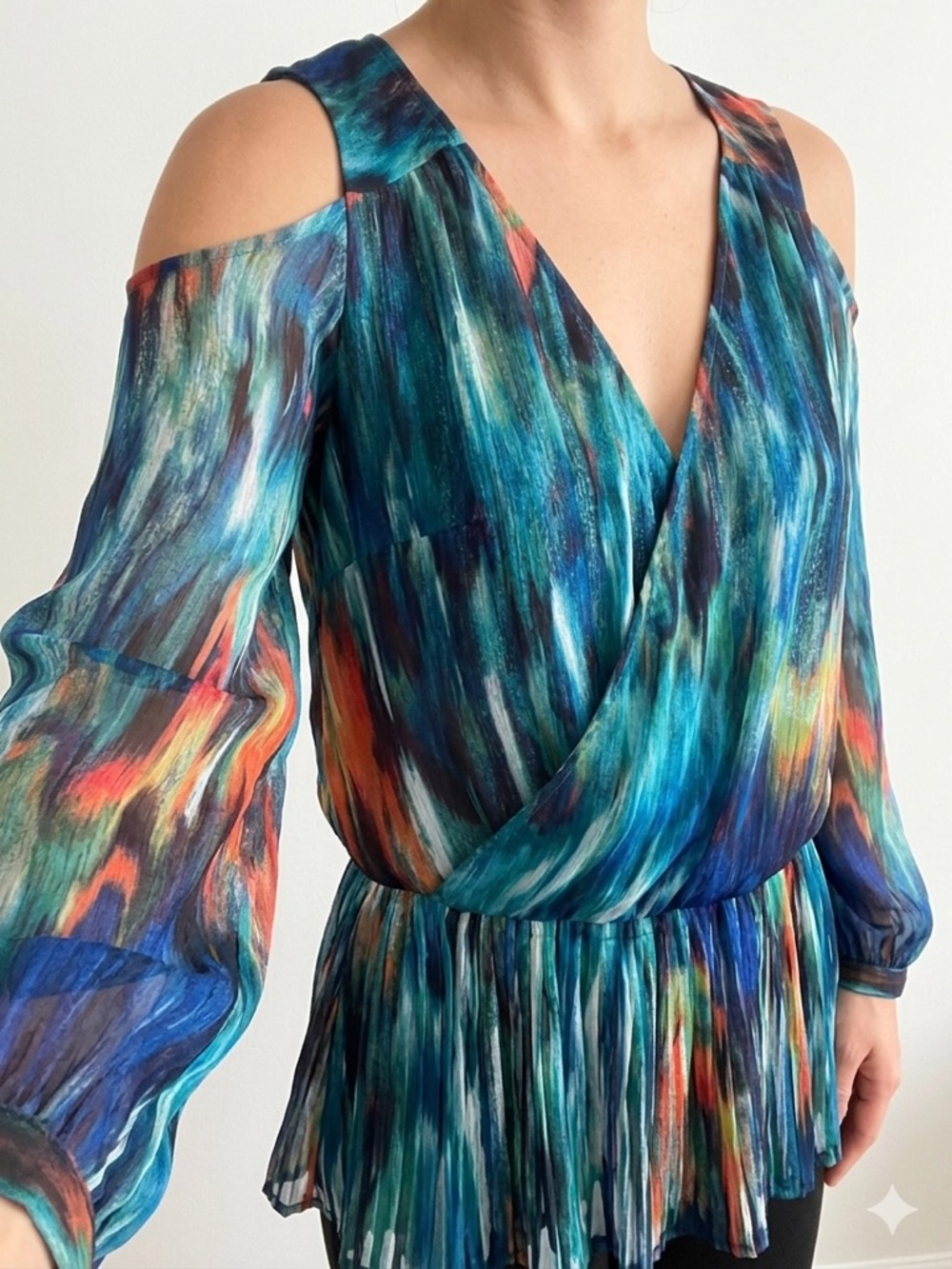 bebe Multicolor Cold-Shoulder V-Neck Pleated Blouse